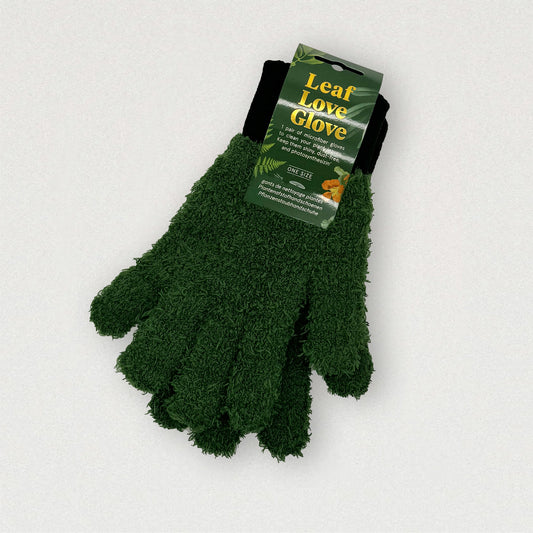 Ein Paar grün strukturierte Gartenhandschuhe mit der Aufschrift „Staubhandschuhe für Pflanzen“ von Botanopia, hergestellt aus recycelter Mikrofaser mit einem Pappetikett, ausgestellt auf einem hellen Hintergrund.