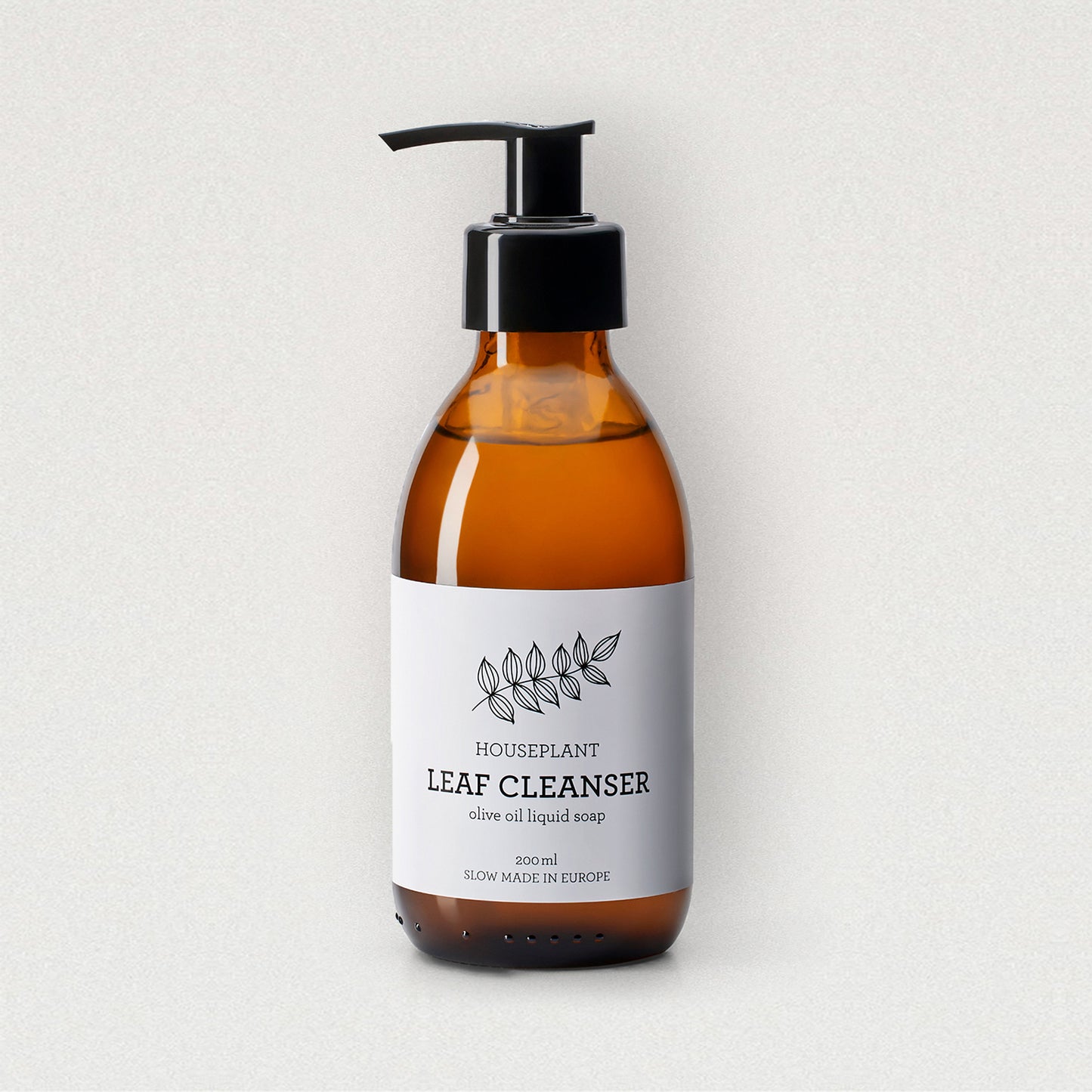 Eine braune Pumpflasche Generosa Blattseife – Leaf Cleanser, 200 ml Pflanzenpflegeseife auf Olivenölbasis, langsam in Europa hergestellt, zeigt eine einfache Blattillustration auf einem schlichten hellen Hintergrund.