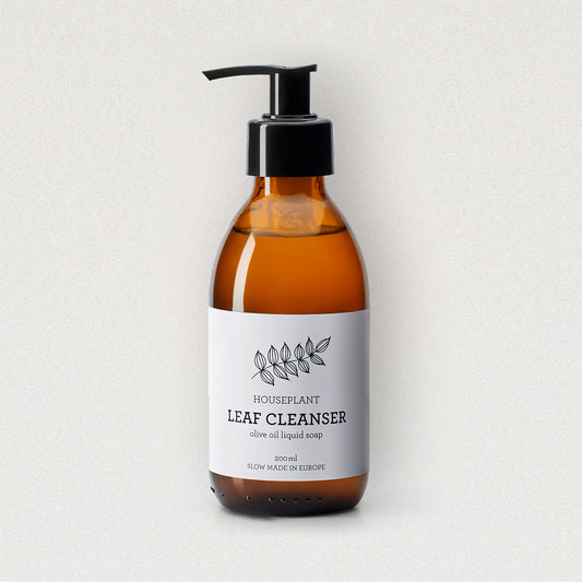 Eine braune Pumpflasche Generosa Blattseife – Leaf Cleanser, 200 ml Pflanzenpflegeseife auf Olivenölbasis, langsam in Europa hergestellt, zeigt eine einfache Blattillustration auf einem schlichten hellen Hintergrund.