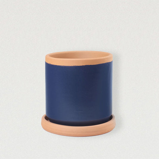 Handgefertigter Blumentopf in sattem Königsblau mit passender Tonschale für sauberes Gießmanagement