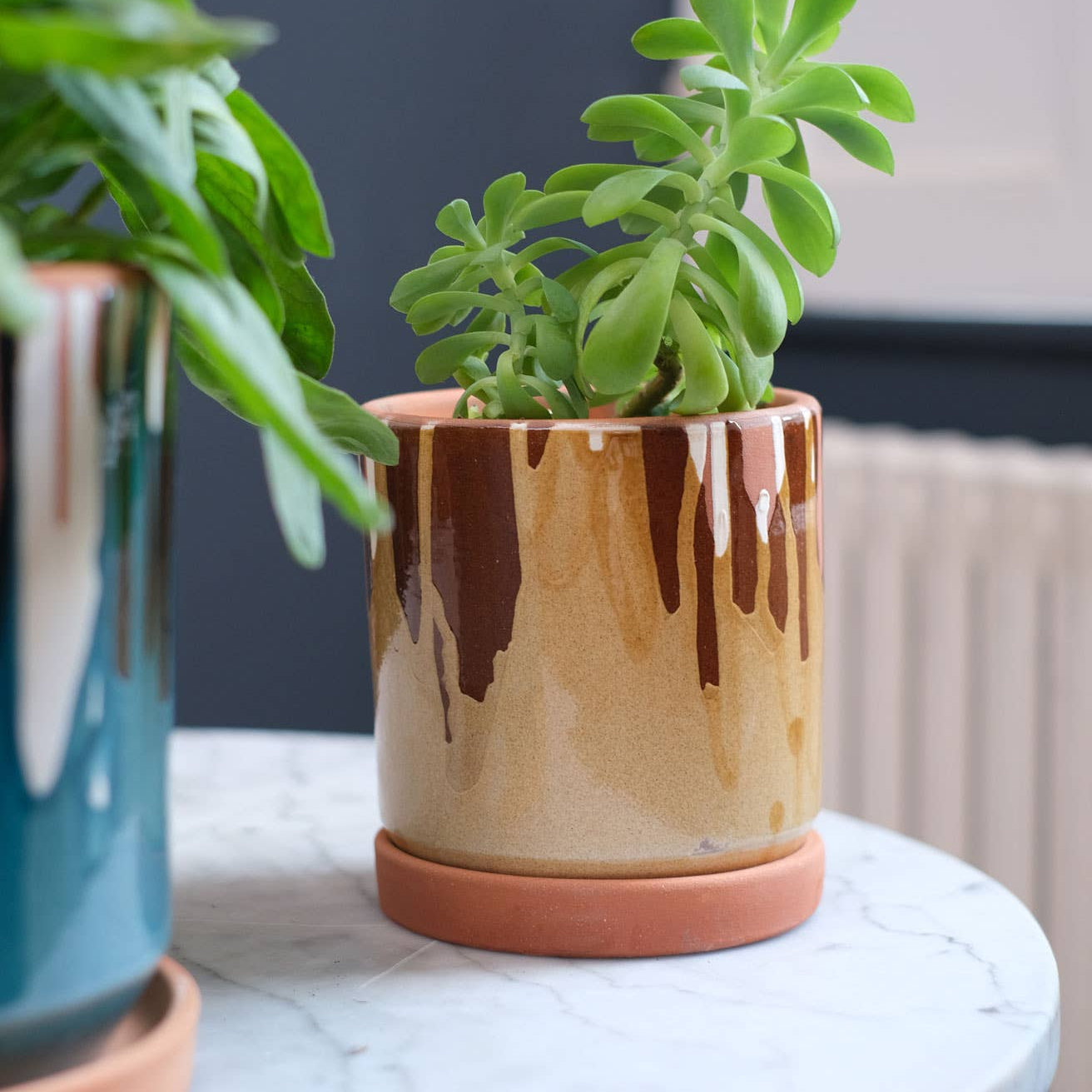 Top-Down-Ansicht des Blumentopfes mit integriertem Drainageloch und rustikalem Terrakotta-Untersetzer