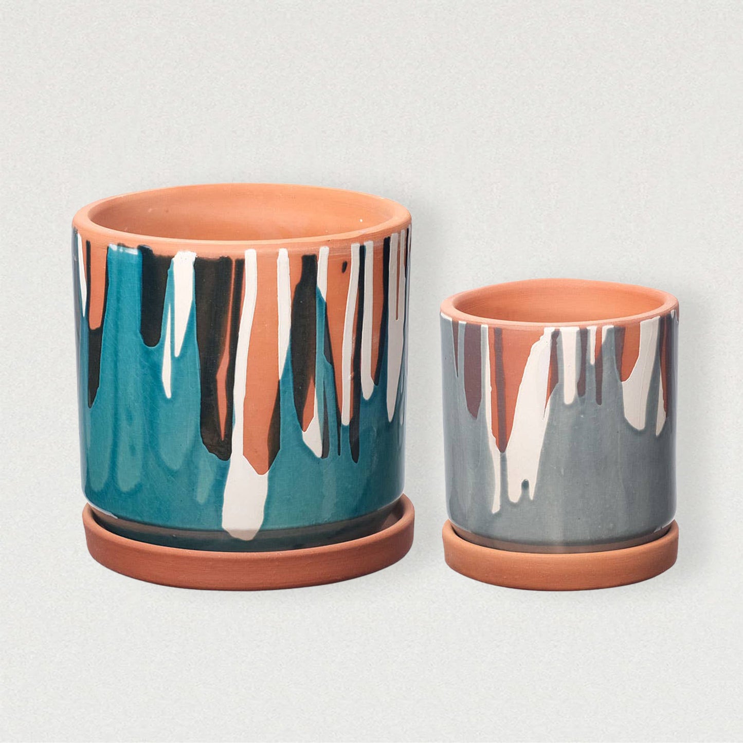 Set aus zwei Blumentöpfen mit kontrastierenden Farbverläufen (blau & grau) für ein zeitgemäßes Wohnambiente