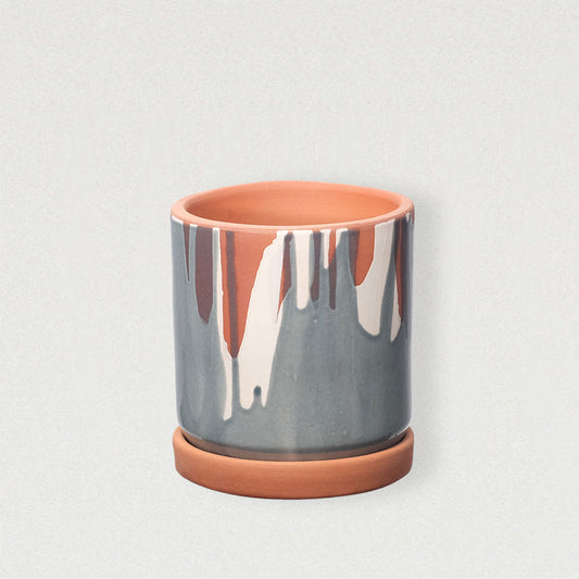 Moderner Blumentopf mit halbseitiger matter Grauglasur und strahlend weißer Engobe – perfekter Pflanzentopf für klare Linien