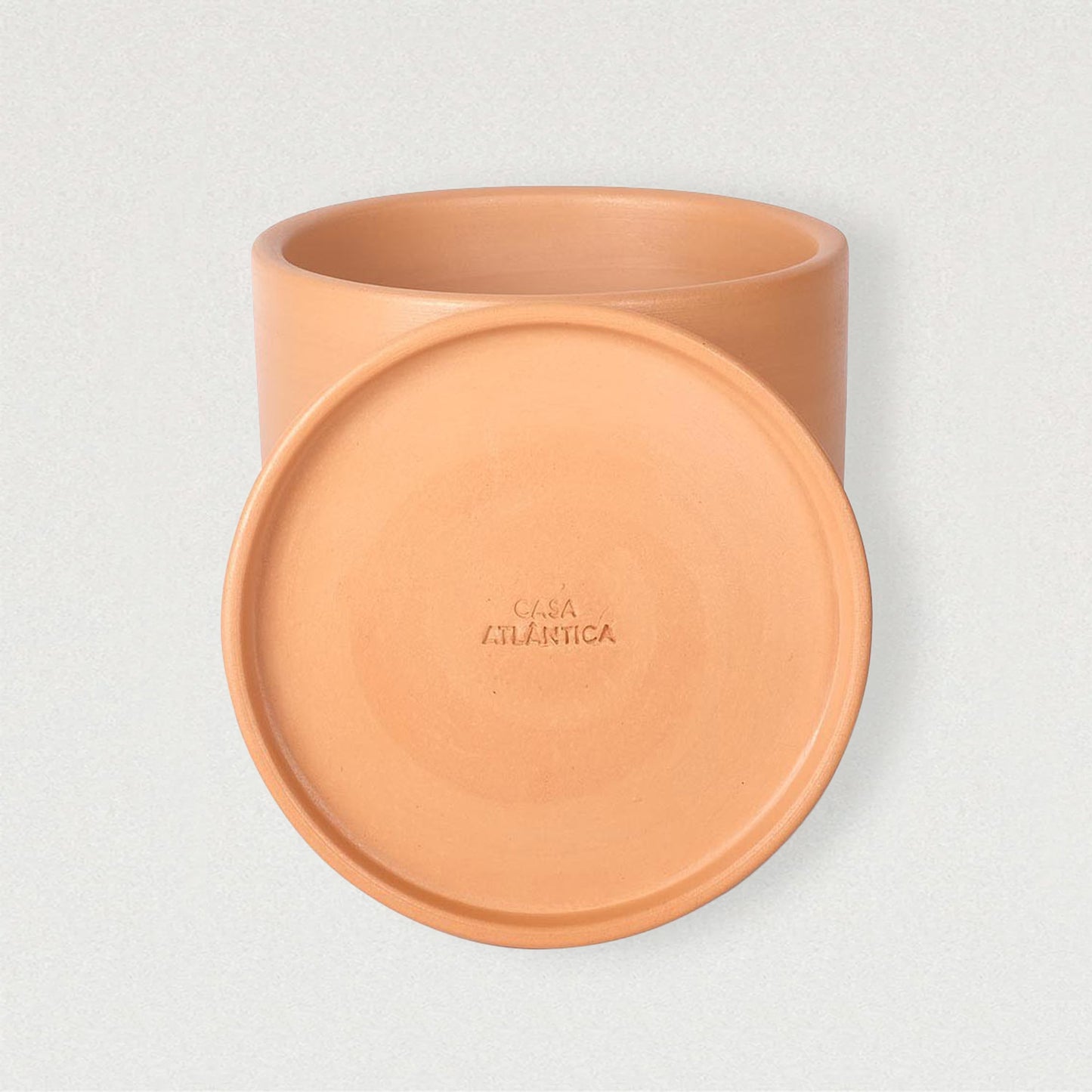 Blumentopf Dinís mit geprägtem Casa Atlântica-Logo und integriertem Drainage-Untersetzer