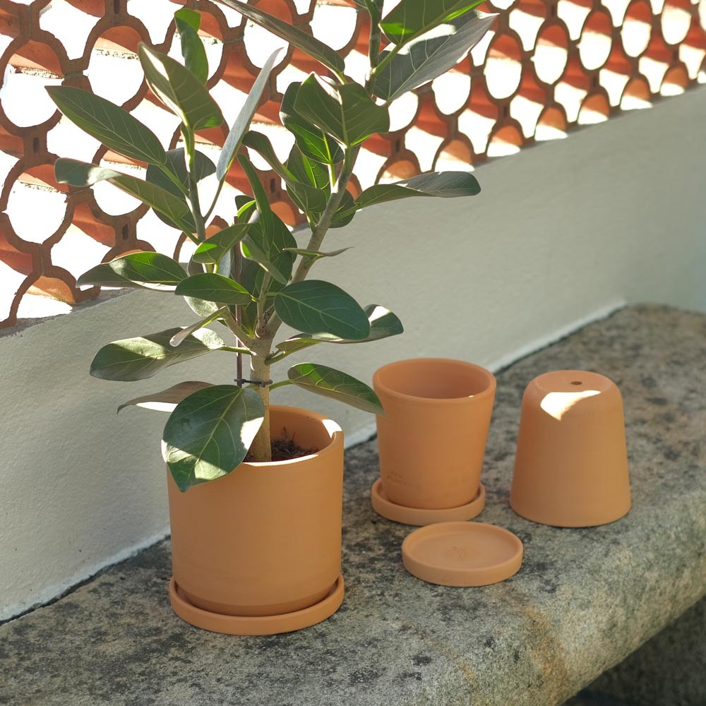 Set aus Blumentopf Dinís inklusive Unterteller und abnehmbarem Deckel in warmem Terrakotta