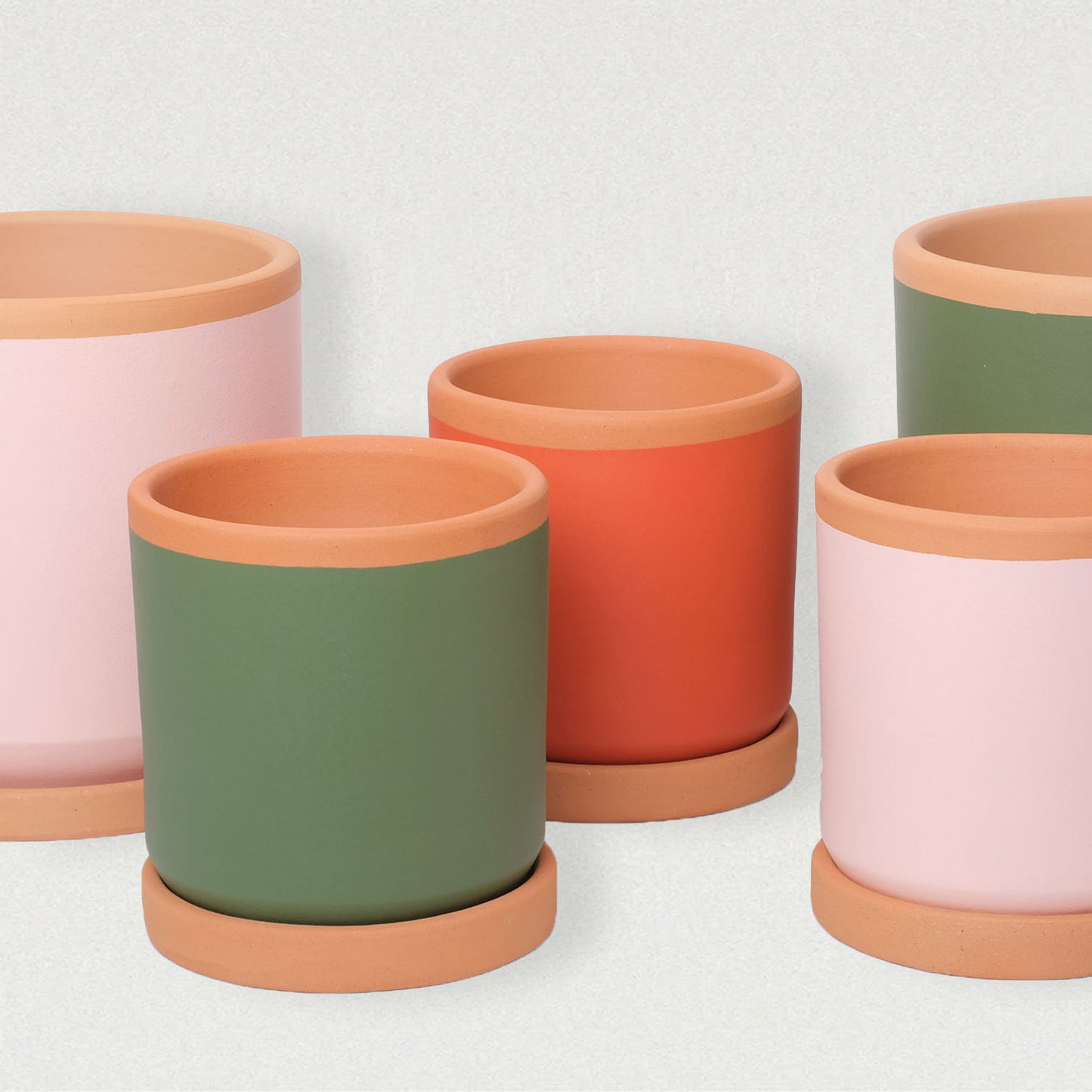 Blumentopf in Pastell-Rosé neben weiteren farbigen Töpfen – stilvolle Gruppenpräsentation für dein Zuhause