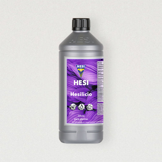 HESI Hesilicio 1-Liter-Flasche vor hellem Hintergrund, silbergrauer Kunststoffbehälter mit violettem Etikett – Silicium-Zusatz für Pflanzen zur Stärkung von Zellwänden und Wurzelwachstum, erhältlich bei Berlinplant.