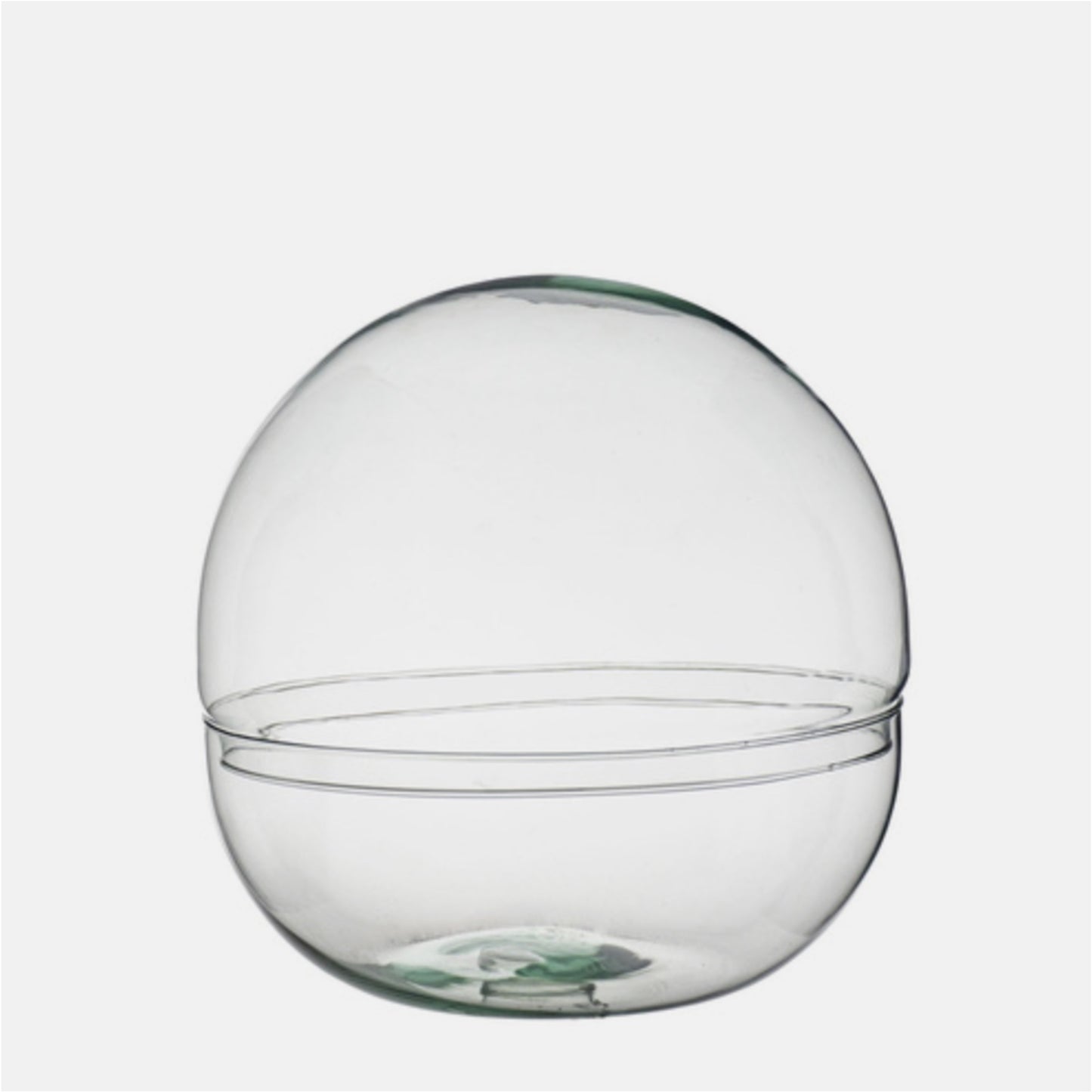 Der Berlinplant Ajnur ist ein klarer, runder Glasbehälter mit Deckel auf weißem Grund. Sein modernes, transparentes Design eignet sich ideal zum Bepflanzen oder als stilvolle Aufbewahrung.