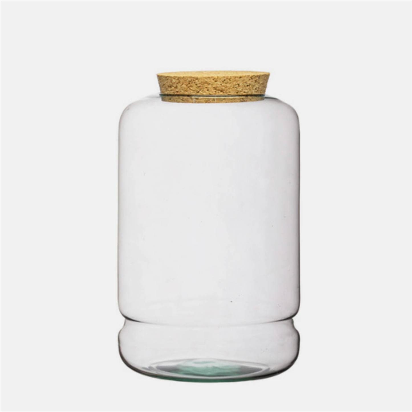 Das Berlinplant Peter-Glas, ein breiter Behälter aus klarem Glas mit Korkdeckel, steht vor einem schlichten weißen Hintergrund und zeigt klare Linien und minimalistisches Design.