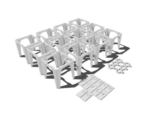 Ein komplettes Set von Berlinplant – modulare Abstandshalterständer aus weißem Kunststoff, sechseckige Verbindungsstücke und Nummernschilderkarten – ist auf einem schwarzen Hintergrund angeordnet, mit gruppierten Ständern, Verbindungsstücken und Karten an der Seite.