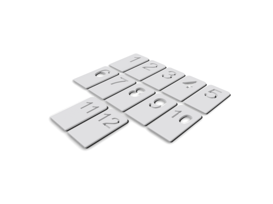 Das Nummernschilder-Set von Berlinplant besteht aus einem 4x3-Raster aus weißen rechteckigen Kacheln mit den Nummern 1–12, wobei die Kachel mit der Nummer 8 fehlt und eine auffällige Lücke vor dem schwarzen Hintergrund hervorsticht.